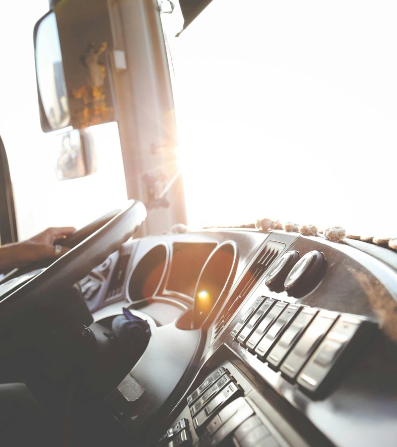 Cabina de un camión en un atardecer