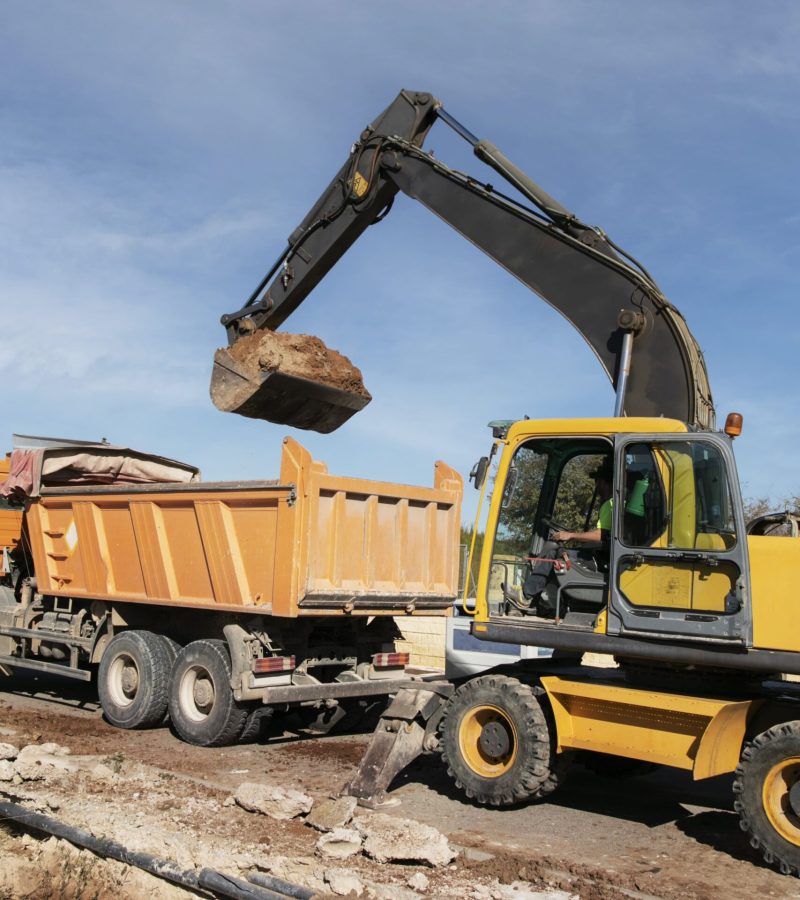 Excavadora cargando un camión para su transporte